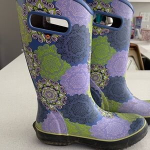 Brightly coloured waterproof Rainboots by BOGS in women’s Size 9, Euro 40.